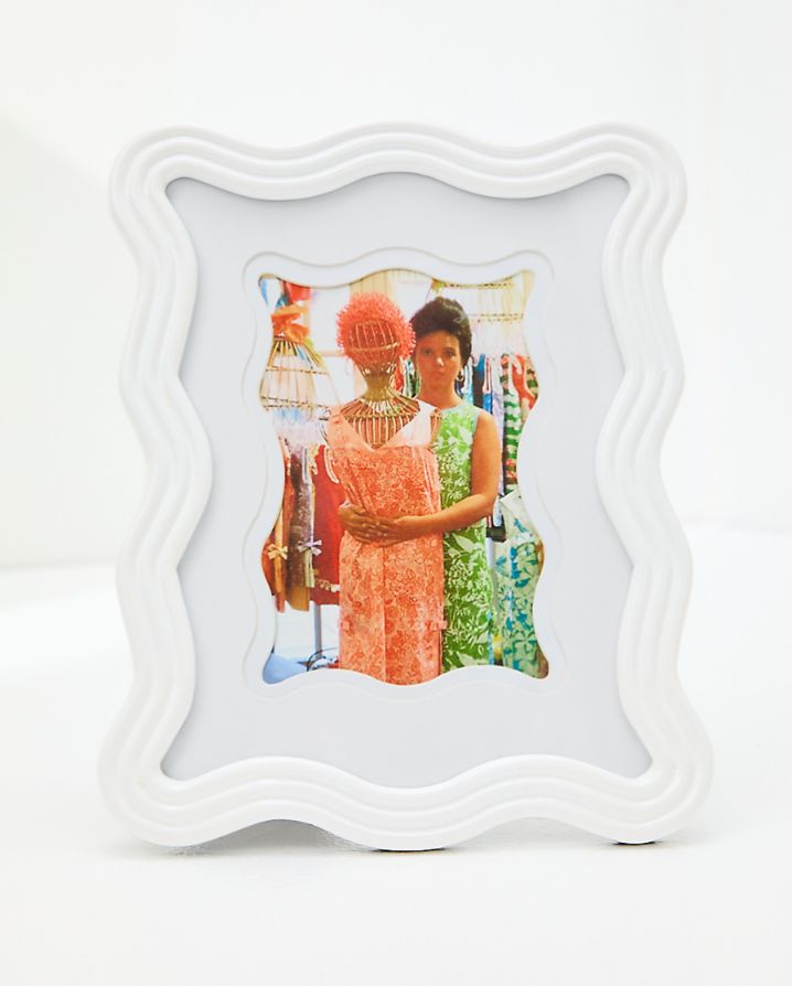 WAVY PICTURE FRAME